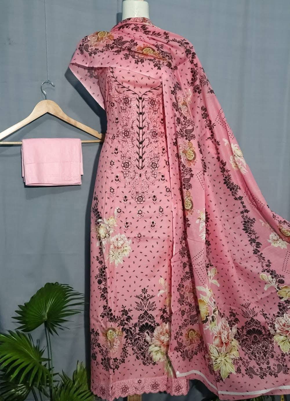 WhatsApp Image 2025-12-19 at 5.13.17 PM (1) এলিগ্যান্ট প্রিন্টেড ৩-পিস মহিলা স্যুট - Image 1