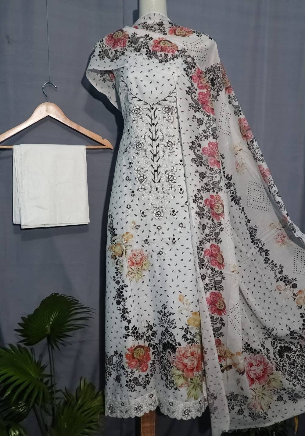 WhatsApp Image 2025-12-19 at 5.13.17 PM এলিগ্যান্ট প্রিন্টেড ৩-পিস মহিলা স্যুট - Image 1